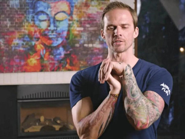 La routine de mobilité des poignets complète de Animal Flow. 8 Exercices pour préparer ses poignets avant et après le sport.