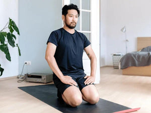 Le Seiza : Comment l'assise traditionnelle japonaise peut aider à traiter les douleurs aux genoux et à les renforcer